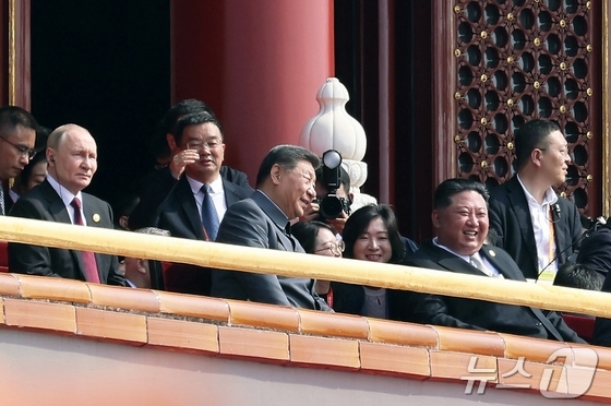 Kim Jong Un, General Secretary of North Korea\'s Workers\' Party of Korea, speaks with Chinese President Xi Jinping during a feverish ceremony marking the 80th anniversary of the National Day of Victory in China on September 3 / Rodong Sinmun