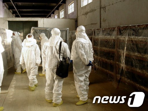 The photo shows South Korean officials inspecting North Korea\'s Nyongbyon nuclear facility in 2009. 2015.9.15 / News1
