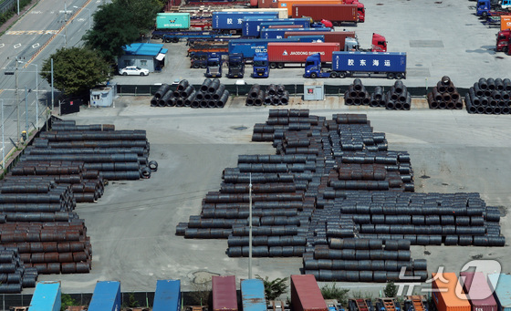 Last August, steel products were waiting to be loaded at the Pyeongtaek Port yard. 2025.8.17 / News1