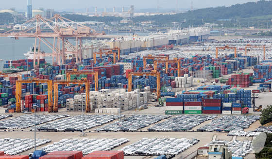 Containers stacked for Export at Port Pyeongtaek / News1