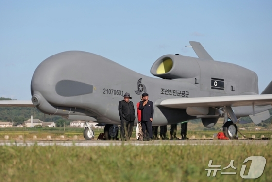 The Rodong Sinmun, the official newspaper of North Korea\'s Workers\' Party, reported on September 19 that General Secretary Kim Jong Un visited a research institute and enterprise under the Unmanned Aerial Technology Consortium the previous day and guided the performance testing of unmanned armed equipment / Rodong Sinmun