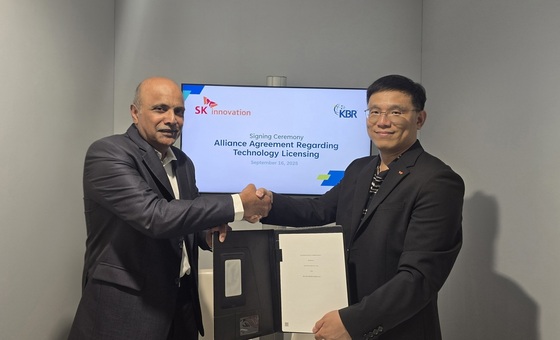 Kim Pil-seok, Head of the SK Innovation Environmental Science and Technology Institute (right), and Gautham Krishnaiah, CTO of KBR (left), are signing a memorandum of understanding (MOU) for the commercialization of lithium hydroxide recovery technology at the Fast Market Conference / Provided by SK Innovation