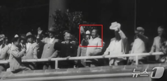 A feverish ceremony held on October 1, 1959 to celebrate the 10th anniversary of the founding of the New China. The figure shown is then-Chinese Chairman Mao Zedong. In the list of attendees, North Korean leader Kim Il Sung is fourth from the right of Mao, and Soviet Communist Party General Secretary Nikita Khrushchev is standing just to the left of Mao / Capture from YouTube clip