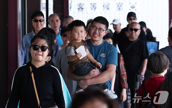 Chinese tourists look around a duty-free shop at Shilla Duty Free Seoul in Jung-gu, Seoul, on Monday, the first day of visa-free entry for Chinese group tourists. The government has decided to allow Chinese group tourists to enter the country visa-free from Monday until June 30 next year. During this period, Chinese tour groups will be able to enter the country visa-free for a 15-day period. 2025.9.29 / News1