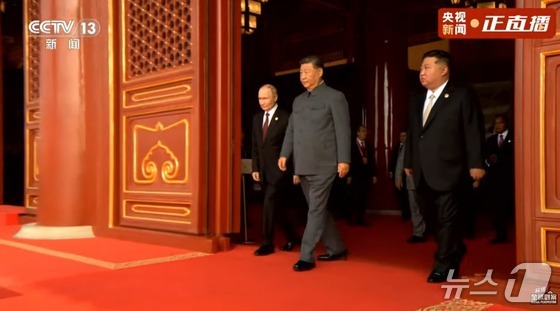 From left to right, Russian President Vladimir Putin, Chinese President Xi, and North Korean leader Kim ascend the Tiananmen Tower side by side to view the Victory Day parade / Capture from CCTV