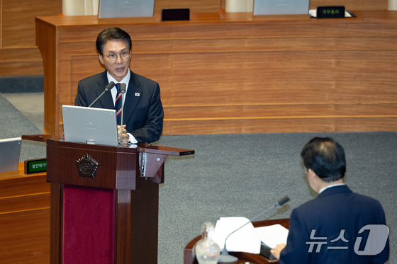 Prime Minister Kim Min-seok is answering a question from People Power Party Member Bae Jun-young regarding diplomacy, unification, and security at the 6th plenary session of the 429th National Assembly (regular session) held at the National Assembly in Yeouido, Seoul on Tuesday / News1