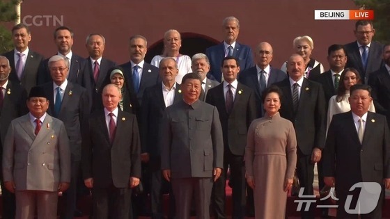 Chinese President Xi Jinping poses for a commemorative photo with Russian President Vladimir Putin and North Korean Workers\' Party General Secretary Kim Jong Un at the venue for the 80th anniversary Victory Day military parade held at Tiananmen Square in Beijing, China, on Wednesday. (Capture from China\'s CGTN) 2025.9.3 / News1