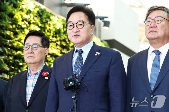 National Assembly Speaker Woo Won-sik answers questions as he leaves with a delegation of visiting lawmakers to attend the 80th anniversary of China\'s Victory in the Anti-Japanese War and Anti-Fascist War at Incheon International Airport on Tuesday afternoon. 2025.9.2 / News1