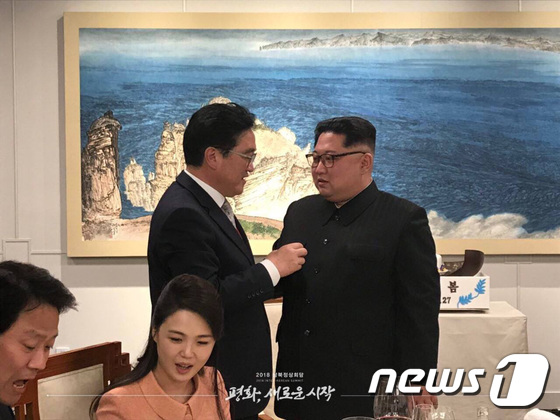 Kim Jong Un, General Secretary of North Korea\'s Workers\' Party, is seen conversing with Woo Won-shik, then floor leader of the Democratic Party, at the welcome dinner held at the Peace House in Panmunjom on April 27, 2018. (The Blue House Facebook) 2018.4.29 / News1
