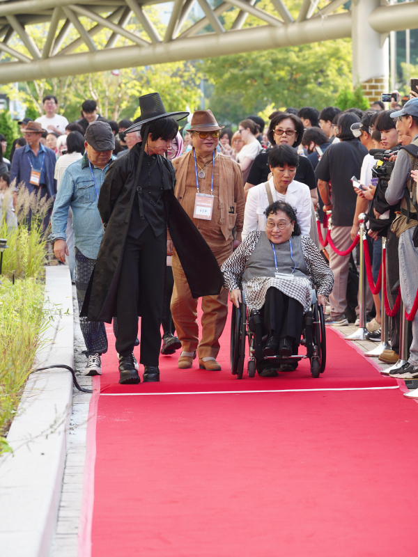 사진=25.09.26(금) 시민이 만든 캐릭터와 축하 공연, 개막 선언으로 화려하게 시작된 축제 부천 국제 만화 축제, 레드 카펫 사진