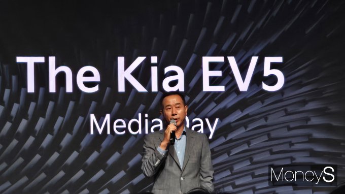 국내 전기차 시장이 반등 조짐을 보이는 가운데 내년 전환지원금 도입으로 기아가 최대 수혜를 입을 것이란 전망이 나온다. 기아는 EV3·EV4 흥행에 이어 EV5로 시장 내 입지를 강화할 계획이다. 사진은 정원정 기아 국내사업본부장의 모습. /사진=김이재 기자