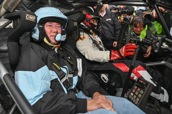 지난해 10월 열릴 '현대 N x 토요타 가주 레이싱 페스티벌'에서 토요타 가주 레이싱의 WRC용 경주차에 동승한 정의선 회장과 토요다 아키오 회장의 모습. /사진=현대차