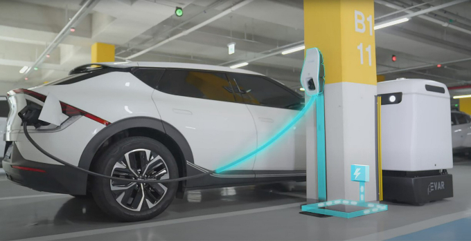 자율주행 전기차 충전로봇의 충전 모습을 표현한 이미지.  /사진제공=성남시