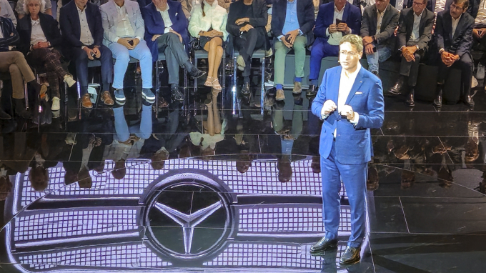 올라 칼레니우스 메르세데스-벤츠 회장이 직접 오는 11월 방한 계획을 깜짝 발표했다. 사진은 지난 7일(현지시각) 열린 메르세데스-벤츠 프리 나이트 행사에서 올라 칼레니우스 메르세데스-벤츠 회장이 GLC 위드 EQ 테크놀로지를 소개하던 모습. /사진=한국자동차기자협회