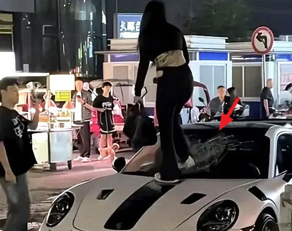 젊은 여성이 남자친구의 바람을 목격하고 분노해 포르쉐를 박살냈다. 사진은 중국 구이양 시내에서 젊은 여성이 흰색 포르쉐 차 위에 올라가 앞유리를 걷어차고 있는 장면. /사진=현지 매체 캡처