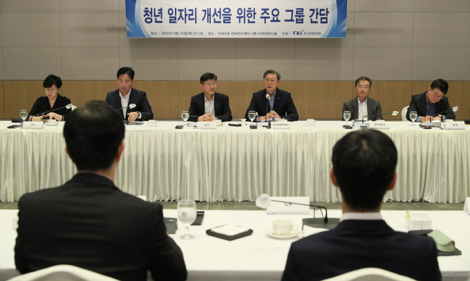 김창범 한경협 부회장이 25일 FKI타워 컨퍼런스센터에서 삼성, SK, 현대차, LG 등 주요 그룹 CHO(최고 인사 책임자)를 초청해 연 '청년 일자리 개선을 위한 주요 그룹 간담회'에 참석해 인사말을 하고 있다. / 사진=한국경제인협회