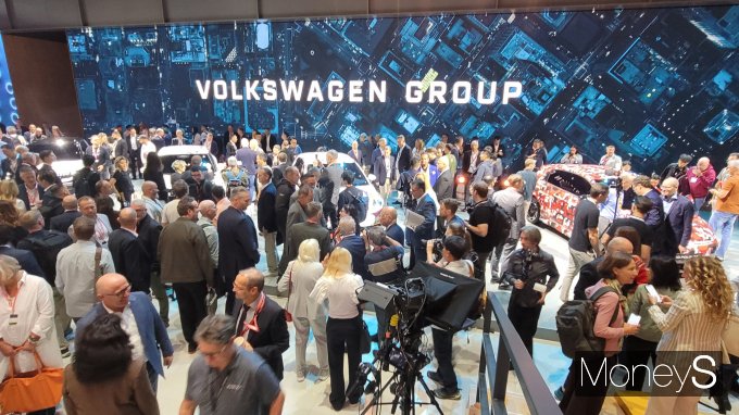 폭스바겐그룹이 IAA 모빌리티 2025에서 2030년까지 'AI에 1조6000억원'을 투자하겠다는 전략을 내놨다. 사진은 IAA 모빌리티 2025의 폭스바겐그룹 부스. /사진=김창성 기자
