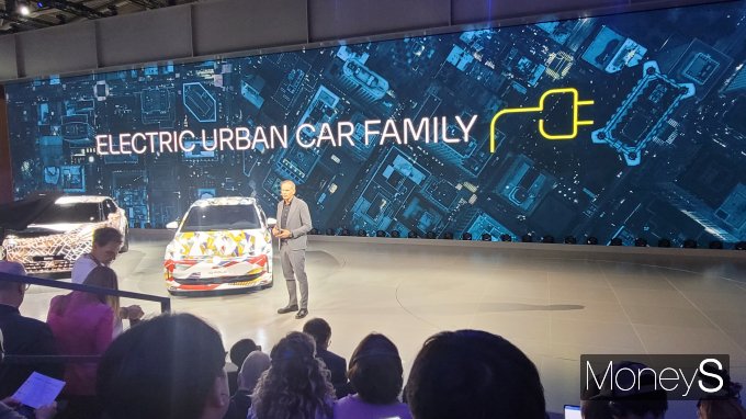 올리버 블루메 폭스바겐그룹 CEO가 도심형 전기차 패밀리 보급 확대를 통해 유럽시장 공략에 속도를 높이겠다고 다짐했다. 사진은 'IAA 모빌리티 2025' 개막 하루 전인 8일(현지시각) 독일 뮌헨 메세에서 열린 프레스데이 브리핑에 나섰던 올리버 블루메 폭스바겐그룹 CEO. /사진=김창성 기자