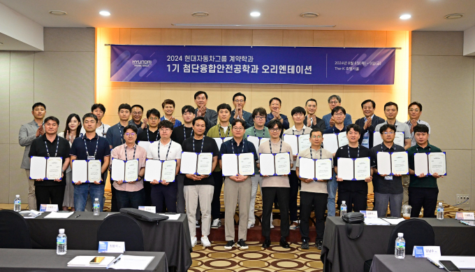 첨단 산업 경쟁력의 핵심을 '사람'으로 본 현대차그룹은 국내 대학과의 산학 협력을 통해 미래 인재도 체계적으로 양성하고 있다. 사진은 현대자동차그룹 계약학과 신입생 입학식 오리엔테이션에 왼쪽부터 현대차그룹 CMO 김도식 상무, 현대엔지비 임준채 미래인재팀장, 현대차그룹 한용빈 부사장, 고용노동부 김종윤 산업안전보건본부장, 숭실대 김병직 안전융합대학원장, 현대엔지비 오정훈 대표이사, 숭실대 이상준 기획조정실장, 이준원 안전융합대학원 교수와 1기 입학생들(2~3열)이 참석한 모습. /사진=현대차그룹 제공