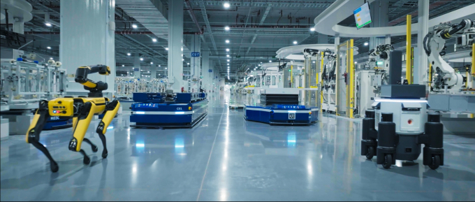 현대차·기아가 로봇이 움직이는 스마트 공장의 원활한 가동을 돕는 최첨단 무선 통신 기술을 공개했다. 사진은 HMGMA에서 운영 중인 AMR 등 로봇. /사진=현대차그룹