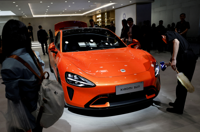 중국 기업 샤오미가 자사 전기차 SU7 일부 모델 보조 주행 시스템 결함으로 인해 11만6887대를 자발적 리콜 조치한다고 밝혔다. 사진은 지난해 4월25일 중국 베이징에서 열린 베이징 국제 자동차 박람회에 전시된 샤오미 SU7의 모습. /사진=로이터