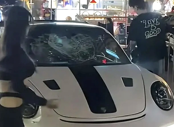 사진은 앞유리가 부서진  흰색 포르쉐의 모습. /사진=현지 매체 캡처