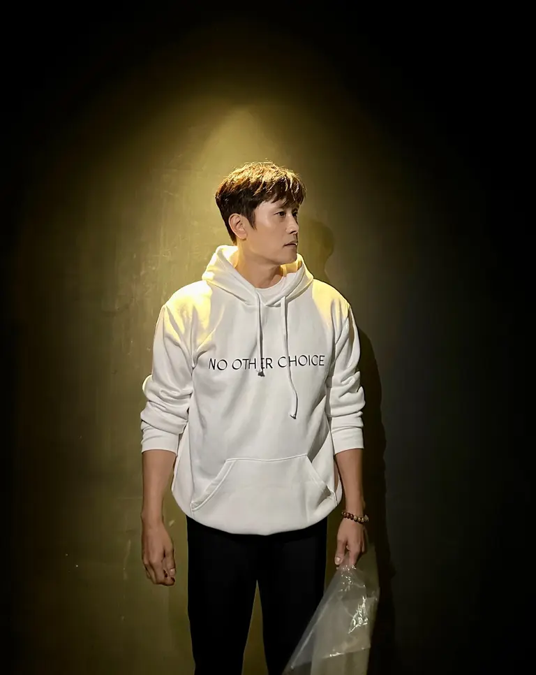 Discover Lee Byung-hun’s Minimalist Style: White Hoodie and Black Pants for Effortless Chic