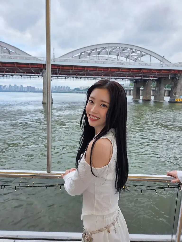 Soomin’s White Shirt Look: 5 Must-Try Styling Tips for a Chic Summer Wardrobe