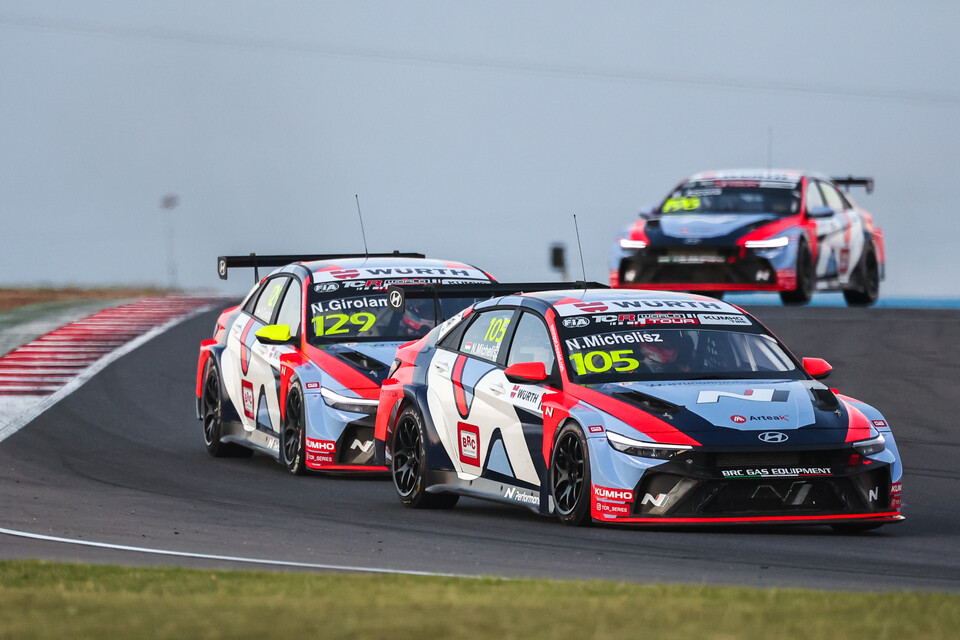 ©AP신문(AP뉴스)/ 이미지 제공 = 현대자동차 ▲9월 12일~14일(현지시간) 열린 '2025 TCR 월드투어' 5라운드 호주 대회에서 현대자동차 '더 뉴 엘란트라 N TCR(국내명: 더 뉴 아반떼 N TCR)'이 주행하는 모습.