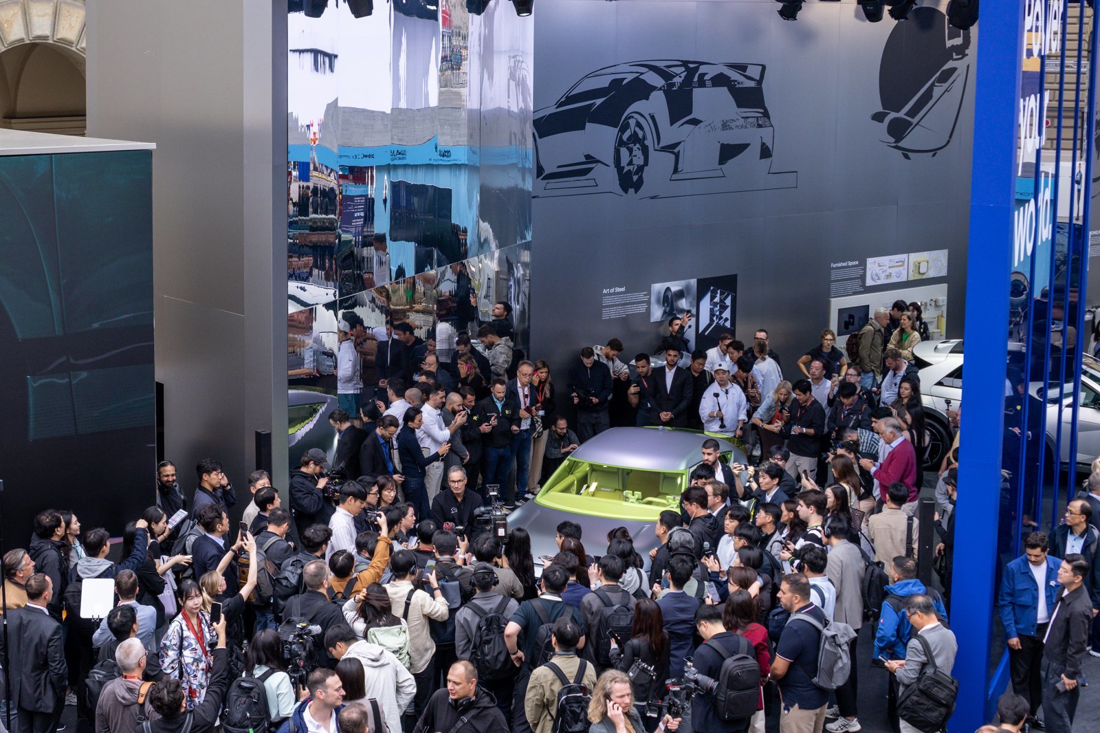 9일(현지시간) 독일 뮌헨 오데온스플라츠 인근에 마련된 현대자동차 야외 전시장에 소형 전기 콘셉트카 ‘콘셉트 쓰리’가 전시되자 많은 인파가 몰려들었다. 뮌헨=현대자동차 제공