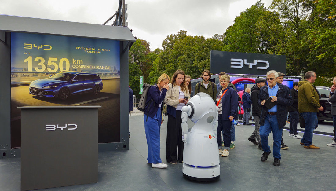 9일(현지시간) 독일 뮌헨 오데온스플라츠 인근에 마련된 중국 전기차 브랜드 비야디(BYD) 야외 전시장에 관람객들이 구경하고 있는 모습. 한국자동차기자협회 제공