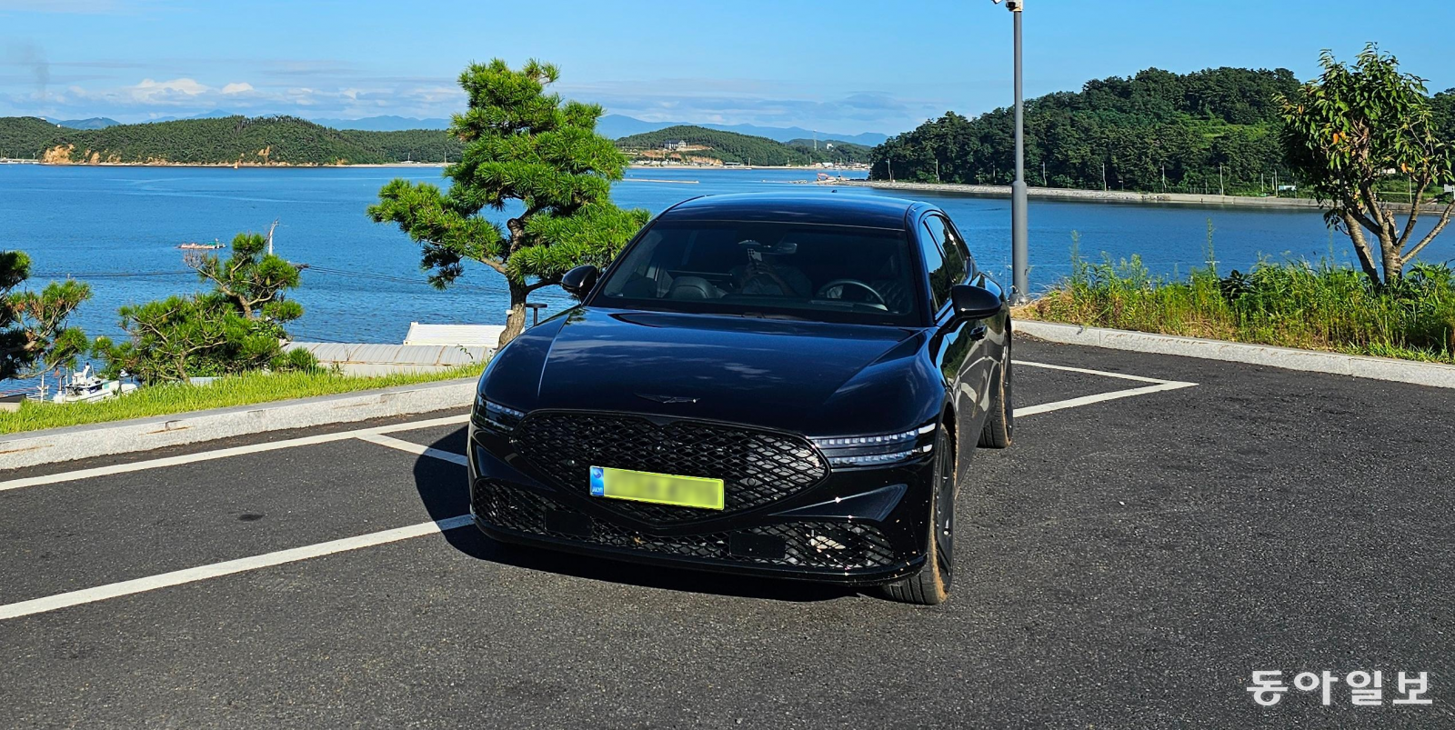 지난달 15일 충남 보령시의 한 해변가에서 폭우가 그친 뒤 맑게 갠 하늘 아래 푸른 바다를 배경으로 제네시스 G90이 서 있다. 보령=김재형 기자 monami@donga.com