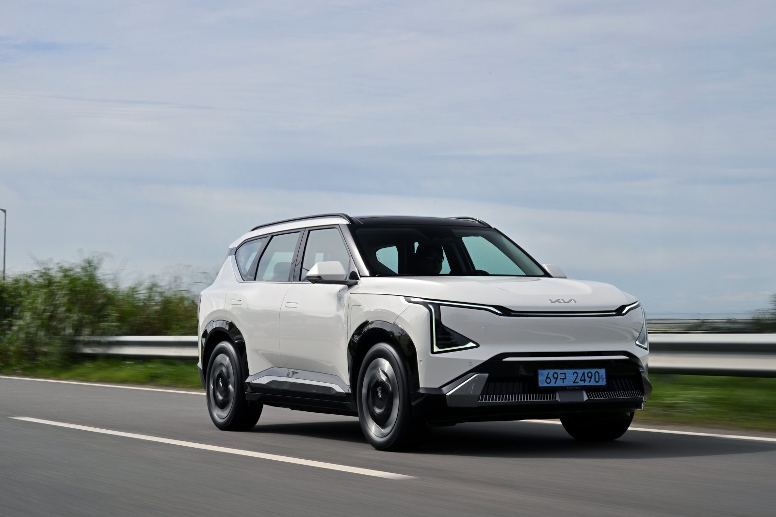 기아 준중형 전기 SUV ‘EV5’ 주행 모습.(기아 제공)