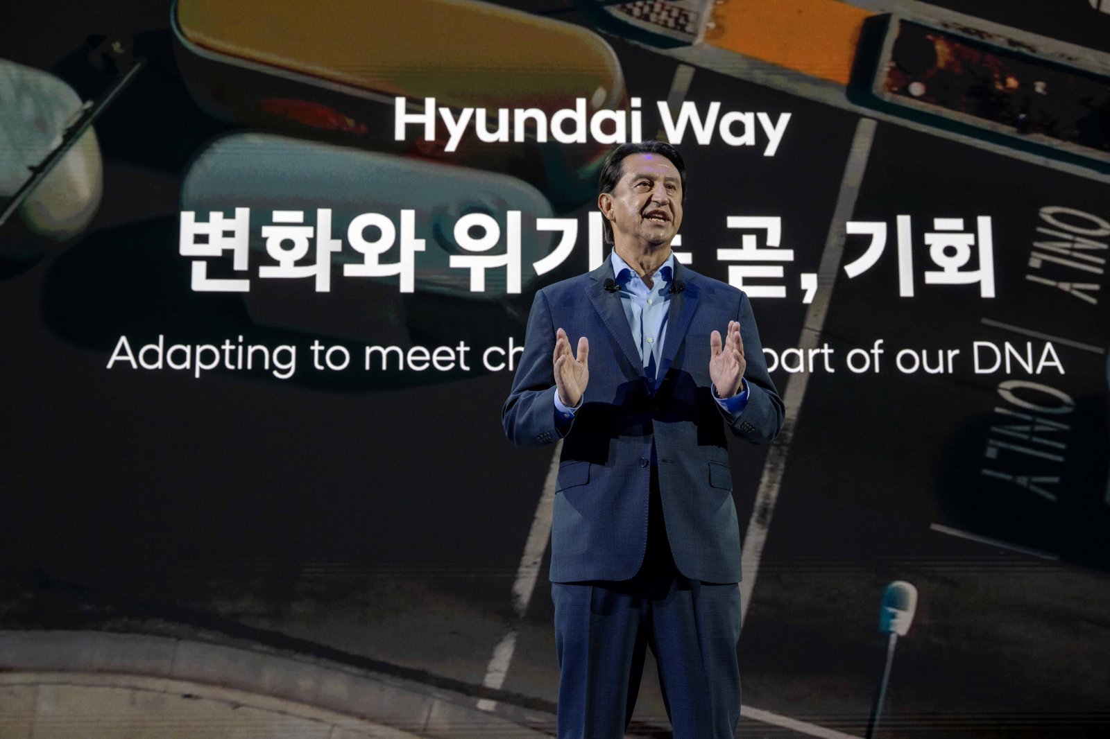 호세 무뇨스 현대자동차 대표이사 사장이 ‘2025 서울모빌리티쇼’에서 현대차 전략에 대해 발표를 하고 있다. (현대차 제공)