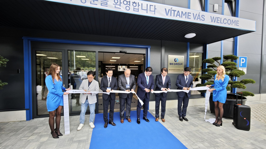 17일 DH오토리드 관계자들과 요제프 그라파 시장이 슬로바키아 크라스노 나트 키수쿠 산업 단지에서 신규 공장 개소식 행사에서 리본 커팅식을 진행 중이다. (사진=크라스노 나트 키수코우 시청)