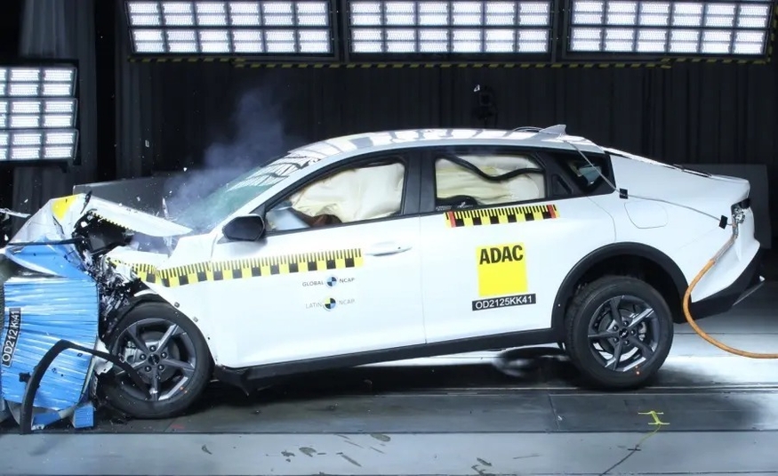 기아 ‘K4’가 라틴 NCAP 충돌 테스트를 받고 있다. (사진=라틴 NCAP)