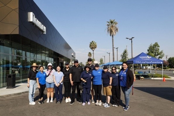 현대차와 LA아동병원 직원들이 지난 7월 캘리포니아 다우니 현대 매장에서 열린 아동용 카시트 점검 행사에 참여했다. (사진=현대차)
