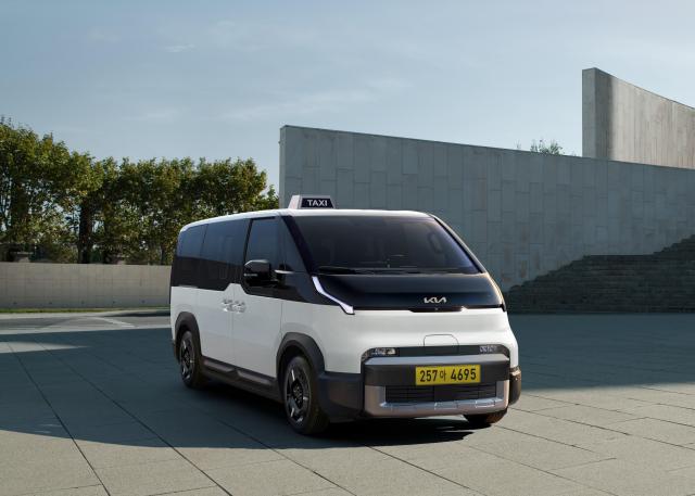 기아가 PV5를 기반으로 한 택시 영업 특화 사양인 ‘올인원 디스플레이 2All-in-One Display 2’를 공개했다사진기아