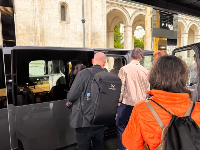 9일현지시간 독일 뮌헨 루트비히 거리의 IAA 오픈 스페이스 기아 부스에서 더 기아 PV5 패신저를 살펴보는 관람객들 사진이성진 기자