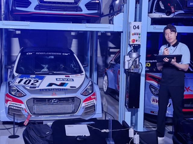 현대차 도슨트가 N 아카이브에 전시된 차량을 소개하고 있다사진오주석 기자