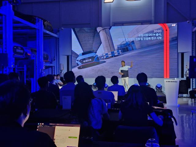 박준우 현대자동차 N매니지먼트실 상무가 18일  현대차 N 아카이브에서 고성능 현대차 브랜드 N에 대해 소개하고 있다사진오주석 기자 