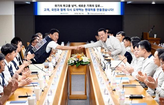 현대차가 17일 울산공장 본관 동행룸에서 2025년 임단협 조인식을 열었다 사진현대차
