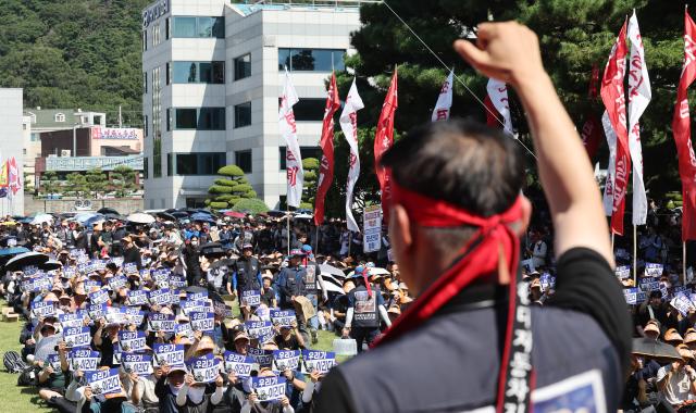  3일 울산시 북구 현대자동차 울산공장 본관 앞에서 열린 현대차 노조의 총파업 결의대회에서 조합원들이 구호를 외치고 있다 이날 노조는 올해 임금 및 단체협약 교섭 난항으로 부분 파업에 들어갔다 