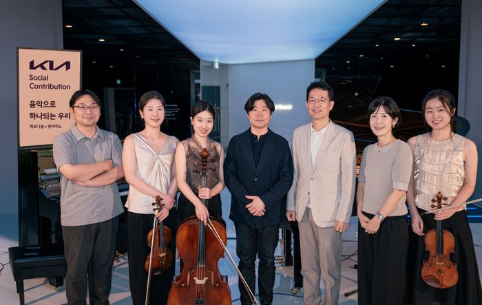 기아 지속가능경영실장 이덕현 상무(오른쪽 네 번째), 서울대학교 음악대학 박종화 교수 등이 연주자들과 기념 촬영을 하고 있는 모습 ⓒ기아