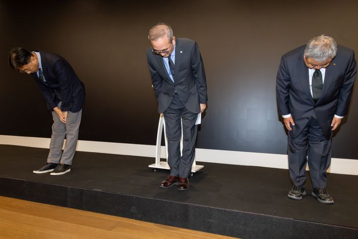 KT 주요 경영진들이 사과를 하고 있는 모습. 왼쪽부터 네트워크부문장서창석 부사장, 김영섭 대표, 커스터머 부문장 이현석 부사장ⓒKT