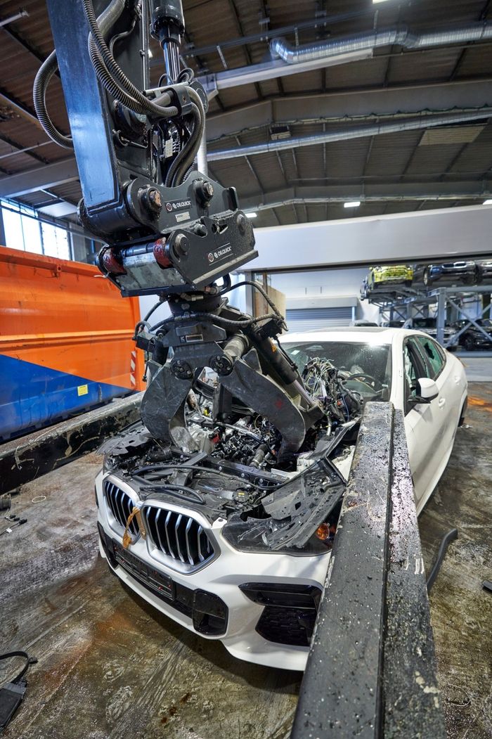 BMW그룹 RDC(재활용 분해센터)에서 부품과 와이어링 하네스를 분해하는 작업이 진행되고 있다. ⓒBMW코리아