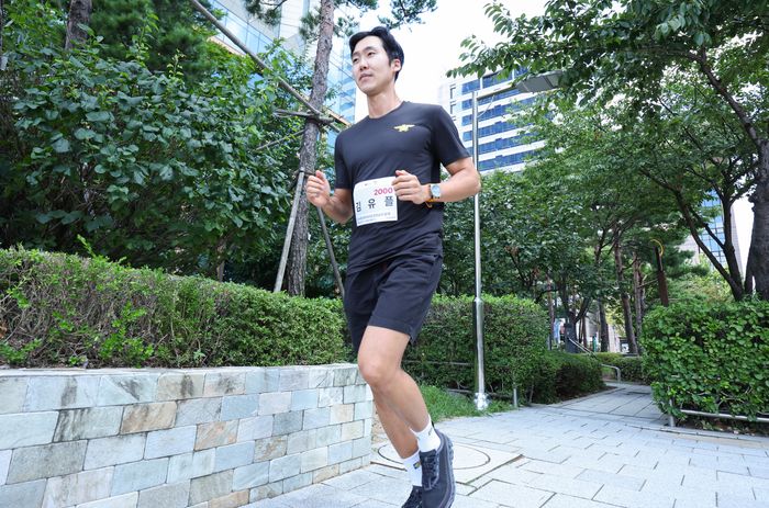 LG유플러스 임직원이 119메모리얼런 대회를 알리고 있는 모습.ⓒLG유플러스