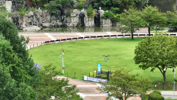 드론이 병목안 시민공원으로 물품을 배송하고 있는 모습. ⓒ안양시 제공