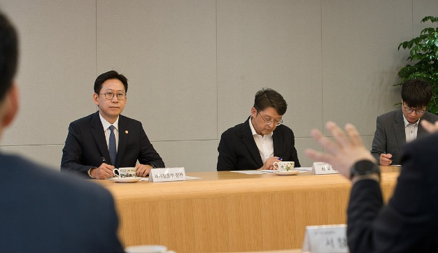 배경훈 과학기술정보통신부 장관이 11일 서울 종로구 KT 광화문지사에서 고객 무단 소액결제 침해 사고와 관련한 조치 현황을 점검하고 있다. ⓒ과학기술정보통신부