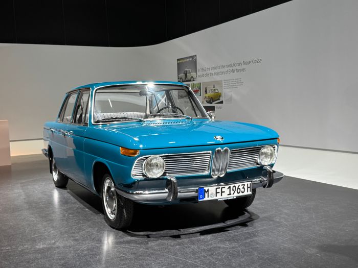 BMW 3시리즈의 전신이 된 1500 모델. 전면 디자인이 신형 iX3와 매우 유사하다. ⓒ데일리안 편은지 기자